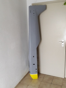 Rumpf ist vom Lackierer zurück, Epoxy Füller ist drauf, jetzt schleifen schleifen...